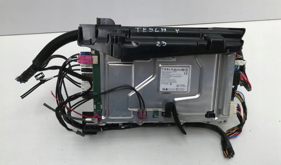 Tesla Model Y 2023 KONTROLLMODUL COMPUTER AUTOPILOT 1684435 1684435-00-D